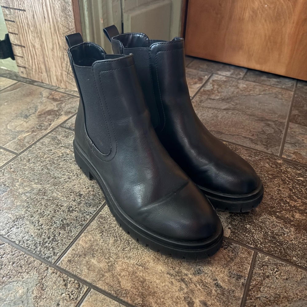 Old Navy Black Women's Chelsea Lug Boots